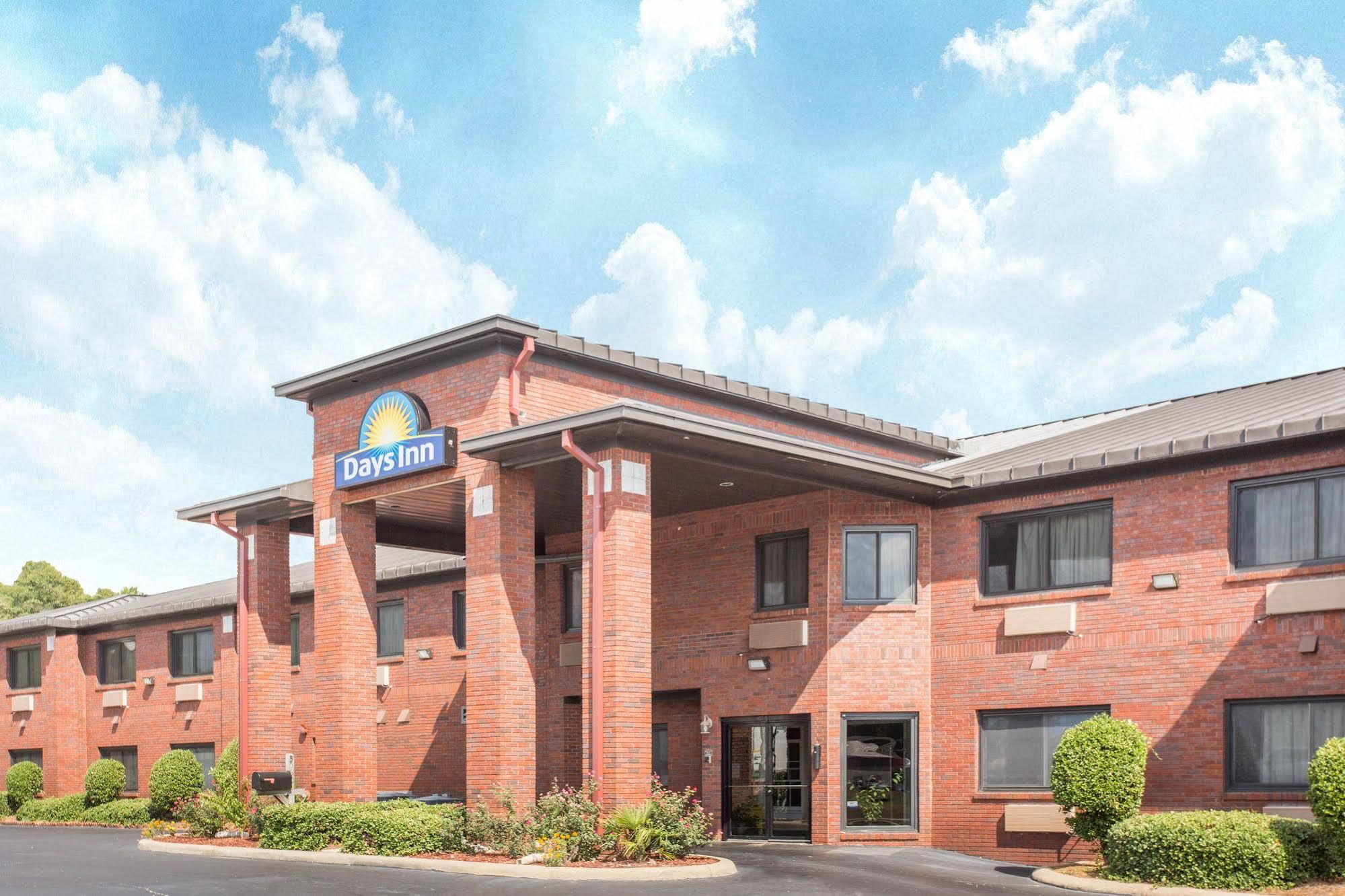 Days Inn By Wyndham Phenix City Near Fort Moore Exterior photo