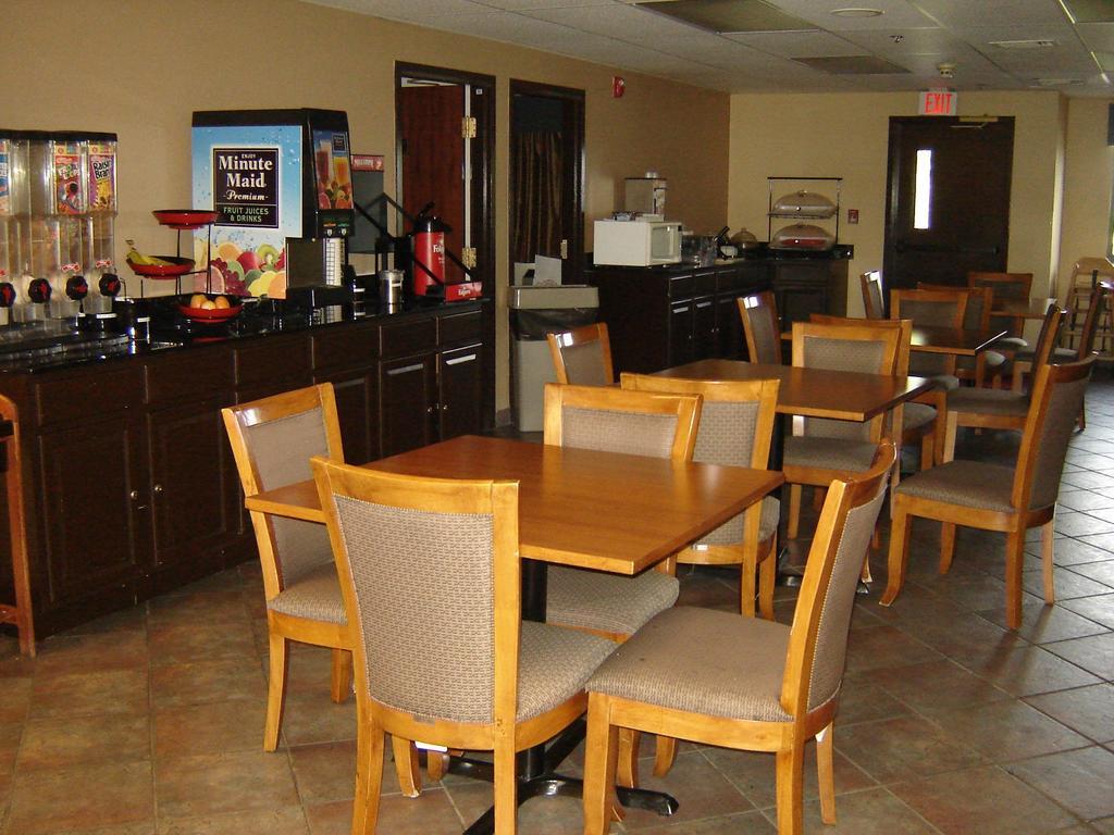 Days Inn By Wyndham Phenix City Near Fort Moore Exterior photo