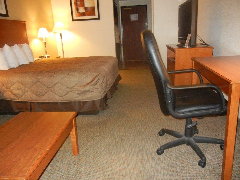 Days Inn By Wyndham Phenix City Near Fort Moore Exterior photo