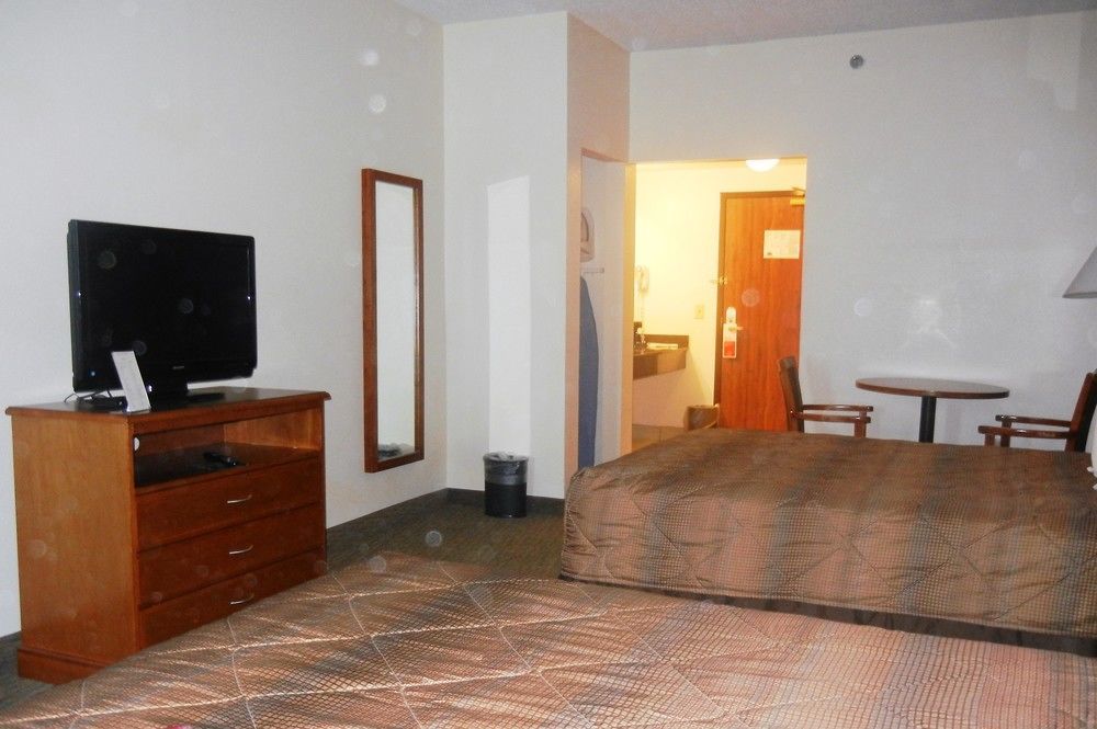 Days Inn By Wyndham Phenix City Near Fort Moore Exterior photo