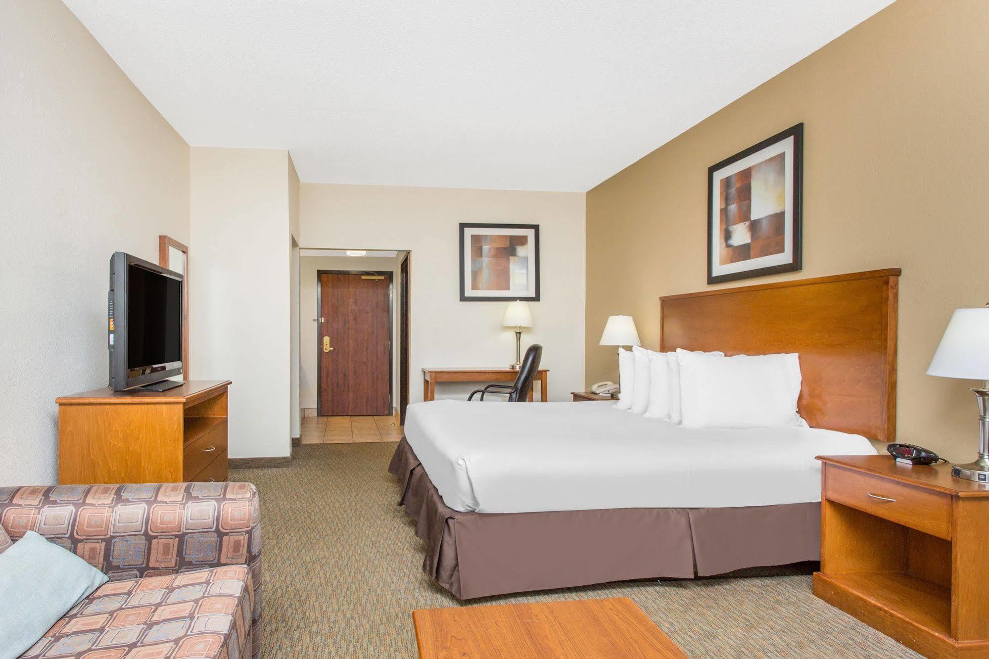 Days Inn By Wyndham Phenix City Near Fort Moore Exterior photo