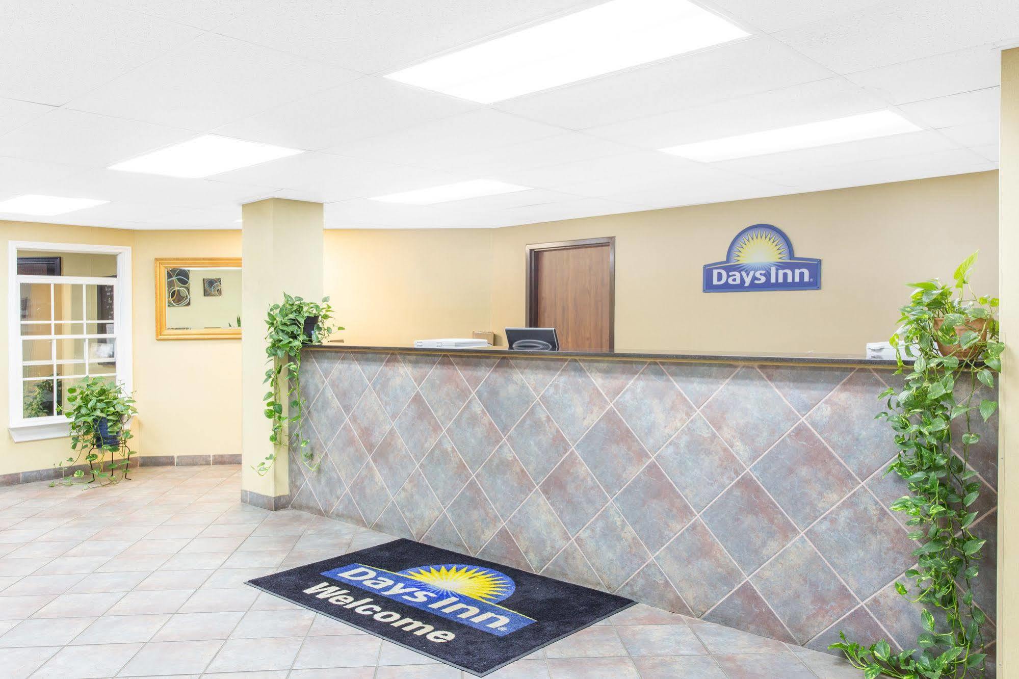Days Inn By Wyndham Phenix City Near Fort Moore Exterior photo