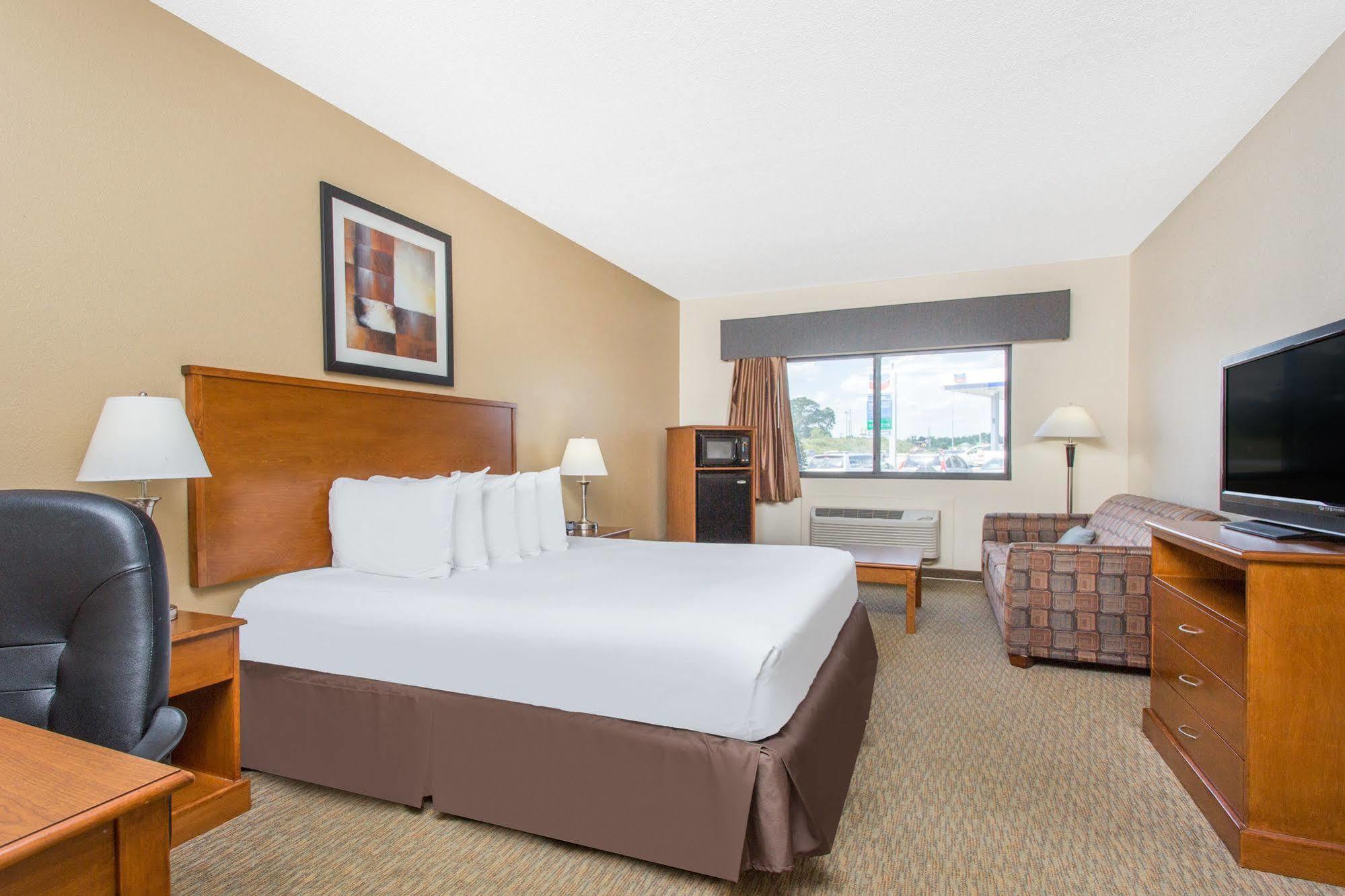 Days Inn By Wyndham Phenix City Near Fort Moore Exterior photo